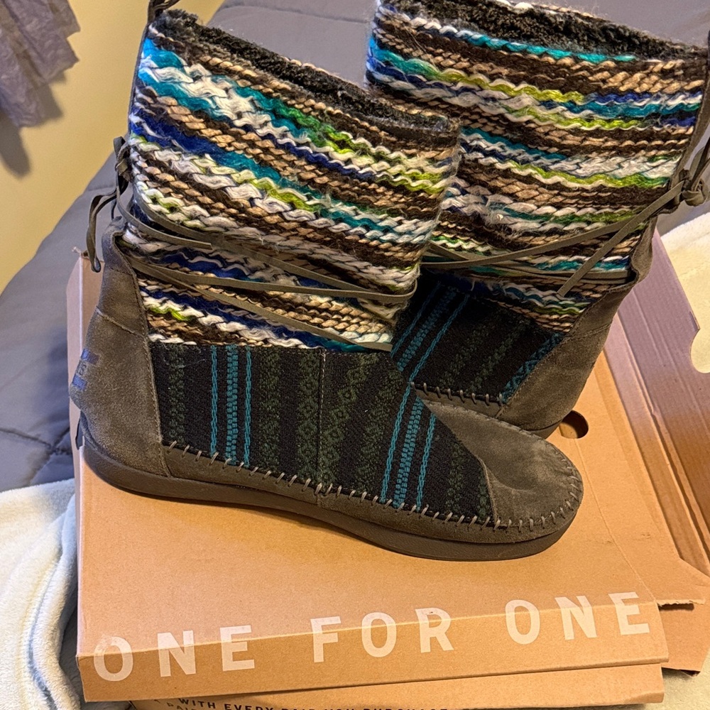 Toms Gray and Blue Knit Boots